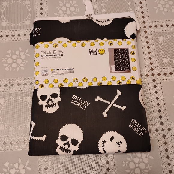 🆕 Skulls and Cross Bones Shower Curtain by Smiley World, NIP - Picture 2 of 6